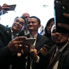 Nhà sáng lập Alibaba Jack Ma (giữa) sau lễ công bố thành lập trung tâm thương mại điện tử ở Kuala Lumpur ngày 22/3. (Nguồn: AFP/TTXVN)