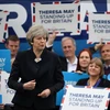 Thủ tướng Anh Theresa May gặp những người ủng hộ trong chiến dịch tranh cử ở Newcastle ngày 12/5. (Nguồn: AFP/TTXVN)