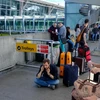 Hành khách bên ngoài nhà chờ ở sân bay Heathrow, London ngày 27/5. (Nguồn: AFP/TTXVN)