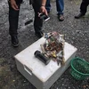 Các thành viên đội tháo bom chụp ảnh vật thể nghi là một quả bom gần đường Ratchadaphisek ở quận Huai Khwang, Bangkok. (Nguồn: Facebook) 