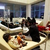 Điều trị cho các bệnh nhân nhiễm tả tại một bệnh viện ở Sanaa ngày 20/5. (Nguồn: EPA/TTXVN)