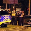 Cảnh sát và lực lượng phản ứng nhanh làm nhiệm vụ tại hiện trường vụ bắt cóc con tin ở thành phố Melbourne ngày 5/6. (Nguồn: THX/TTXVN)