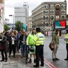 Cảnh sát Anh kiểm tra an ninh trên phố Borough High ở thủ đô London ngày 6/6. (Nguồn: AFP/TTXVN)