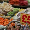 Thực phẩm được bày bán tại chợ Whitechapel ở London ngày 11/4. (Nguồn: AFP/TTXVN)