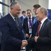 Tổng thống Nga Vladimir Putin (phải) và Tổng thống Moldova Igor Dodon (trái) tại một sự kiện ở St. Petersburg, Nga ngày 2/6. (Nguồn: EPA/TTXVN)