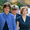 Bộ trưởng Quốc phòng Pháp vừa từ nhiệm nhiệm Sylvie Goulard (trái) và Bộ trưởng Quốc phòng mới được bổ nhiệm Florence Parly (phải) tại lễ chuyển giao quyền lực ở Paris ngày 21/6. (Nguồn: AFP/TTXVN)