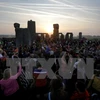 Du khách chờ Mặt Trời mọc chào đón ngày dài nhất trong năm ở Vòng tròn đá Stonehenge ngày 21/6. (Nguồn: EPA/TTXVN)