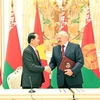 Chủ tịch nước Trần Đại Quang và Tổng thống Belarus Alexander Lukashenko tại Lễ ký Tuyên bố chung Về phát triển toàn diện và sâu rộng giữa Cộng hòa xã hội chủ nghĩa Việt Nam và Cộng hòa Belarus. (Ảnh: Nhan Sáng/TTXVN)