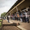 Người dân Zambia xếp hàng chờ bỏ phiếu tại một địa điểm bầu cử hồi năm 2015. (Nguồn: AFP/TTXVN)