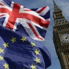 Quốc kỳ Liên hiệp Anh và cờ Liên minh châu Âu tại khu vực tòa nhà Quốc hội Anh ở London ngày 25/3. (Nguồn: AFP/TTXVN)