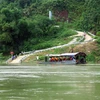 Người dân qua sông Gâm bằng thuyền chuyên chở khách du lịch. (Ảnh: Quang Đán/TTXVN)
