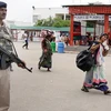 Binh sỹ Ấn Độ tăng cường kiểm tra an ninh tại Jammu, thủ phủ mùa đông, bang Kashmir ngày 11/7. (Nguồn: EPA/TTXVN)