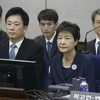 Cựu Tổng thống Hàn Quốc Park Geun-hye (phải, trước) tại Tòa án trung tâm quận Seoul ngày 23/5. (Nguồn: EPA/TTXVN)