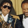 Michael Jackson chụp ảnh chung với Quincy Jones hồi năm 1984. (Nguồn: AP)