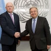 Tân Đại sứ thường trực của Nga tại Liên hợp quốc Vassily Nebenzia và Tổng thư ký Liên hợp quốc Antonio Guterres. (Nguồn: AP)