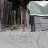 Hàng rào dây thép gai ở khu vực Kashmir. (Nguồn: EPA/TTXVN)