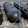 Ba tên lửa RSD 10 từ thời Xôviết chuẩn bị được tiêu hủy tại bãi phóng vệ tinh Kapustin Yar theo điều khoản của Hiệp ước INF. (Nguồn: SPUTNIK/TTXVN)