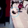 [Video] Thiếu niên gây sốc vì liên tục đạp vào bạn gái ở giữa phố