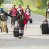 Người di cư Haiti tại Champlain, New York chuẩn bị vượt biên để vào Canada ngày 4/8. (Nguồn: AFP/TTXVN)