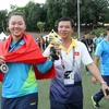Châu Kiều Oanh (trái) vui mừng nhận huy chương bạc đầu tiên cho đoàn Thể thao Vệt Nam. (Ảnh: Quốc Khánh/TTXVN)
