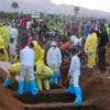 Tổ chức an táng cho các nạn nhân vụ lở đất tại Freetown ngày 17/8. (Nguồn: AFP/TTXVN)