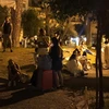 Người dân đổ ra đường do lo ngại dư chấn của động đất ở Naples ngày 21/8. (Nguồn: EPA/TTXVN)