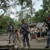 Cảnh sát biên giới Myanmar gác tại làng Ngayantchaung, thị trấn Buthidaung thuộc bang miền Bắc Rakhine ngày 14/7. (Nguồn: AFP/TTXVN)