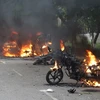 Các phương tiện bị đốt phá trong cuộc biểu tình quá khích tại Panchkula, Ấn Độ ngày 25/8. (Nguồn: EPA/TTXVN)