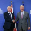 Bộ trưởng phụ trách Brexit của Anh David Davis (trái) và Trưởng đoàn đàm phán Brexit của EU Michel Barnier tại vòng đàm phán ở Brussels, Bỉ ngày 17/7. (Nguồn: EPA/TTXVN)