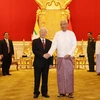Tổng Bí thư Nguyễn Phú Trọng gặp thân mật Tổng thống Myanmar Htin Kyaw. (Ảnh: Trí Dũng/TTXVN)