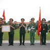 Thừa ủy quyền của Chủ tịch nước, Thiếu tướng Trần Duy Giang, Tư lệnh Quân đoàn 1 trao Huân chương Bảo vệ Tổ quốc hạng Ba cho Trung đoàn 209. (Ảnh: Trọng Đức/TTXVN)