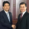 Tổng thống Hàn Quốc Moon Jae-in (phải) và Thủ tướng Nhật Bản Shizo Abe. (Nguồn: Kyodo)