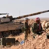 Quân đội Chính phủ Syria chiếm giữ một vị trí gần làng al-Maleha, tỉnh Deir al-Zor, ngày 9/9. (Nguồn: AFP/TTXVN)