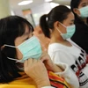 Người dân Thái Lan đeo khẩu trang phòng tránh MERS tại Viện nghiên cứu bệnh truyền nhiễm Bamrasbaradura ở tỉnh Nonthaburi, ngoại ô Bangkok ngày 26/1/2016. (Nguồn: THX/TTXVN)
