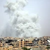 Khói bốc lên sau một cuộc không kích tại Raqa, Syria. (Nguồn: AFP/TTXVN)