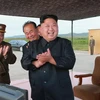 Nhà lãnh đạo Kim Jong-Un (phải) kiểm tra vụ phóng tên lửa Hwasong-12 ngày 16/9. (Nguồn: AFP/TTXVN)
