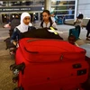 Hành khách tại Sân bay Quốc tế Los Angeles, Mỹ ngày 29/6. AFP/TTXVN