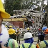 Nhân viên cứu hộ tìm kiếm nạn nhân trong những đống đổ nát sau trận động đất ở nam Mexico City,ngày 23/9. (Nguồn: THX/TTXVN)