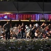 Các nạn nhân hoảng loạn tìm nơi trú ẩn trong vụ xả súng ở Las Vegas tối 1/10. (Nguồn: AFP/TTXVN)