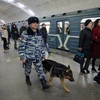 Cảnh sát Nga thắt chặt an ninh tại nhà ga tàu điện ngầm ở thủ đô Moskva. (Nguồn: EPA/TTXVN)
