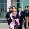 Cố vấn Nhà nước Myanmar Aung San Suu Kyi (giữa) trong chuyến thị sát bang Rakhine ngày 2/11. (Nguồn: AFP/TTXVN)