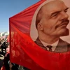 Giương cao ảnh vị lãnh tụ vĩ đại của giai cấp vô sản Vladimir Lênin trong một cuộc tuần hành kỷ niệm Cách mạng tháng Mười Nga ở thành phố Stavropol. (Nguồn: AFP/TTXVN)