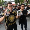 Khách hàng đầu tiên mua điện thoại iPhone X của Apple tại Singapore ngày 3/11. (Nguồn: AFP/TTXVN)