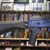 Thiết bị 'bump stock' (trái) được gắn vào khẩu súng bán tự động AK-47 (phải) tại một cửa hàng ở bang Utah, Mỹ ngày 1/10. (Nguồn: AFP/TTXVN)