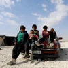 Người dân Syria chạy trốn chiến tranh khỏi các khu vực Deir Ezzor. (Nguồn: AFP/TTXVN)