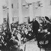 Lenin tuyên bố thành lập Chính quyền Xô Viết Nga tại Đại hội các Xô Viết được triệu tập ngày 7/11/1917. (Nguồn: Tư liệu TTXVN)