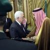 Quốc vương Saudi Arabia Salman bin Abdul Aziz (phải) trong một cuộc gặp với Tổng thống Palestine Mahmoud Abbas. (Nguồn: EPA/TTXVN)