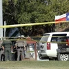 Nhân viên FBI điều tra gần khu vực nhà thờ Sutherland Springs, bang Texas nơi xảy ra vụ xả súng, ngày 6/11. (Nguồn: THX/TTXVN)