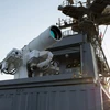 Hệ thống vũ khí Laser (LaWS) của Hải quân Mỹ có nhiệm vụ bắn hạ máy bay không người lái, được lắp đặt thử nghiệm lần đầu tiên tại căn cứ AFSB ở Vịnh Arab ngày 18/7. (Nguồn: EPA/TTXVN)
