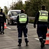 Cảnh sát Pháp kiểm tra an ninh tại khu vực Camphin-en-Pevele, miền Bắc Pháp ngày 6/10. (Nguồn: AFP/TTXVN)